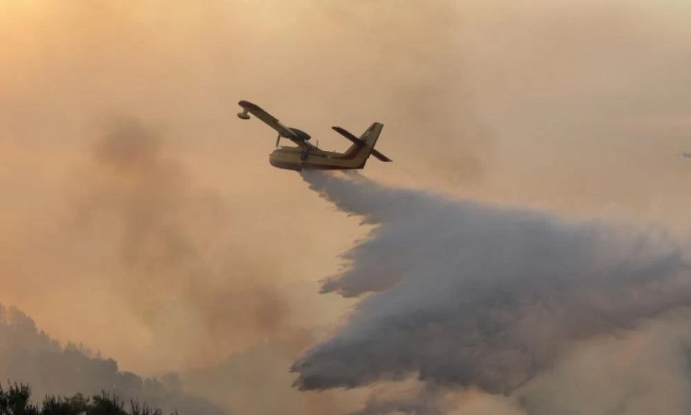 Εύβοια: Τα αποπνικτικά σύννεφα καπνού από τη φωτιά μέσα από ένα αεροπλάνο